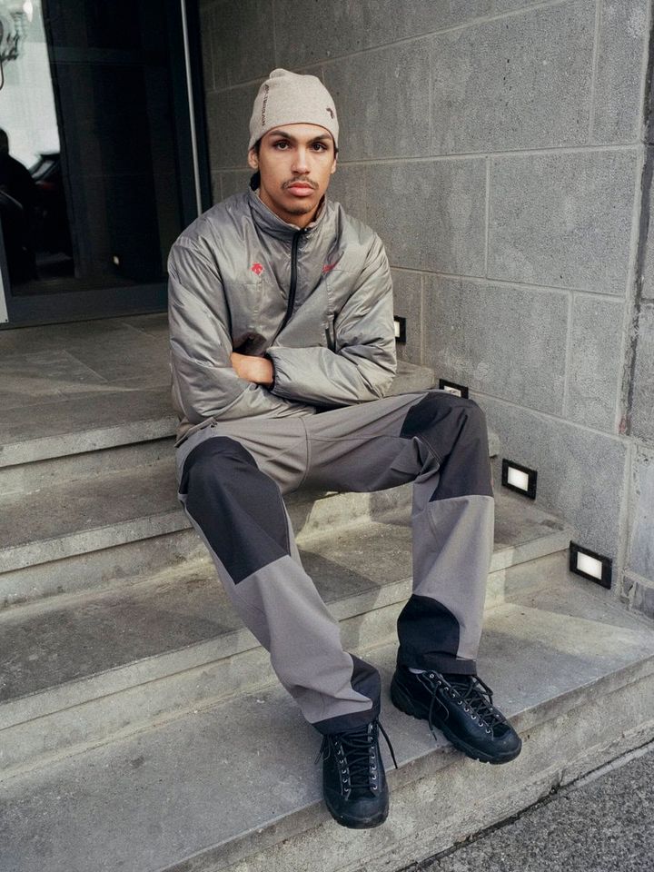 ワークギアや⽇常のユーティリティウェアから着想を得た、機能性・快適性・ミニマルデザインを兼ね備えたレイヤリングコレクションを堪能いただきたい。