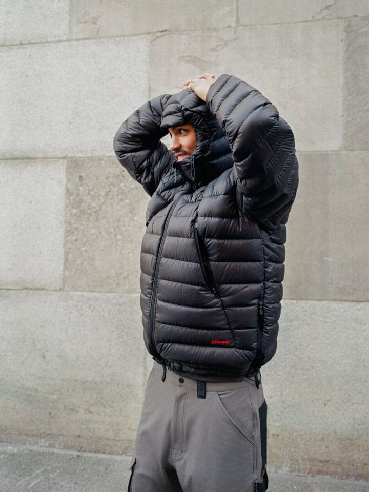 両ブランドが共通して掲げる「実⽤性を通じた洗練」を基盤に、「オフマウンテン」の視点からパフォーマンスを再定義したアイテムを展開する。