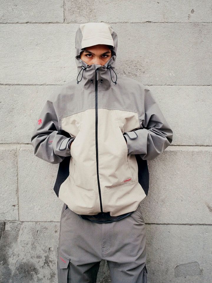 昨年のダウンジャケットやシェルジャケットなどのコラボレーションに続く第三弾では、スキーウェアをはじめ、90年にわたりスポーツパフォーマンスウェアの開発で培ってきたDESCENTEのテクノロジーとクラフツマンシップに、JJJJoundのミニマリズムが融合。