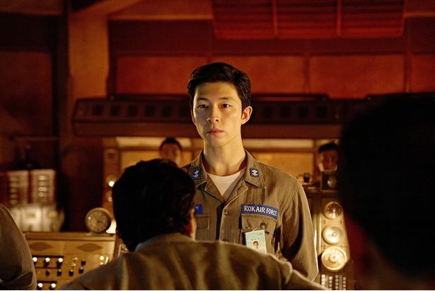 ハイジャックされた機体を偽装した空港に着陸させる任務を任命されたソ・ゴミョン(『グッドニュース』) [c]Everett Collection/AFLO