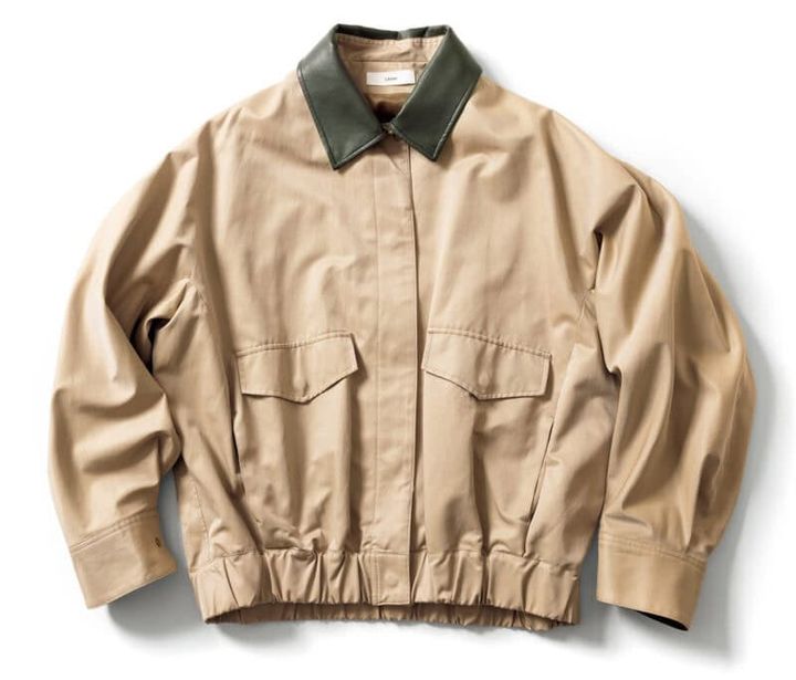 カーキのフェイクレザーの衿付き。3万9600円（リエス）