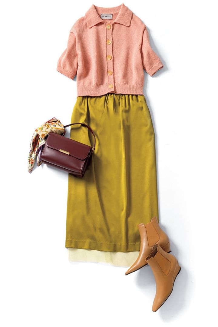 黄緑系の明るいカーキに甘めの色を差して華やかに。ポロニット3万9600円（オブリオ） スカート2万9700円（マルティニーク／マルティニーク ルミネ横浜） スカーフ4万2900円（ピエール＝ルイ・マシア／ピモンテ） バッグ1万6500円（アンタイトル） ブーツ9万9000円（ペリーコ／アマン）