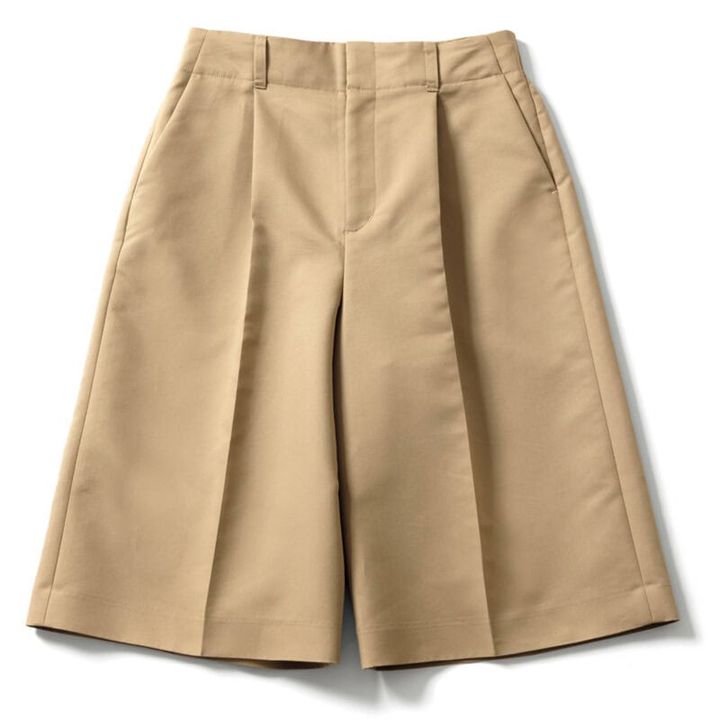 今っぽくて軽やかな装いに。1万5290円（ドゥクラッセ）