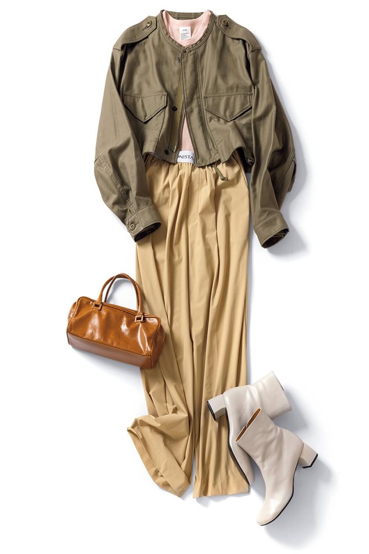 黄みのベージュのナチュラルなぬくもりがマニッシュなカーキを品よくソフトに見せる。ジャケット4万1800円、タンクトップ8800円（ともにハイク／ボウルズ） パンツ2万9700円（プロタゴニスタ／アマン） バッグ4万1800円（マウリツィオ タユーティ／ピモンテ） ブーツ8万300円（カチム）