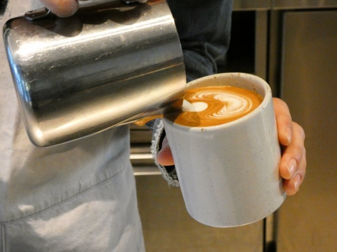 ブルーボトルコーヒー 福岡天神カフェ ラテを淹れているシーン