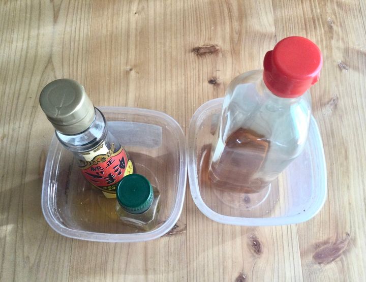 みその容器に油の容器を入れる