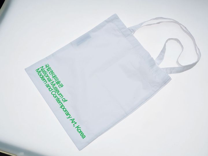 ハングル×英字が新鮮なトート