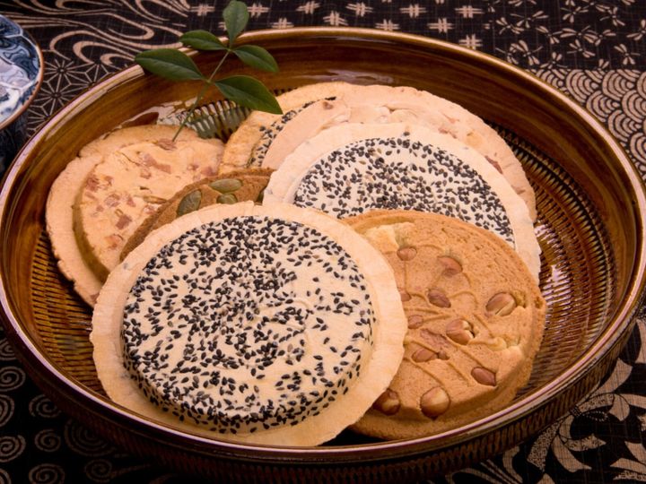 All About ニュース編集部が全国250人を対象に実施した旅先で買いたいお土産に関するアンケートの調査結果から、旅先で買いたい「岩手県のお土産」ランキングを発表！ 2位「南部せんべい（巖手屋）」を抑えた1位は？