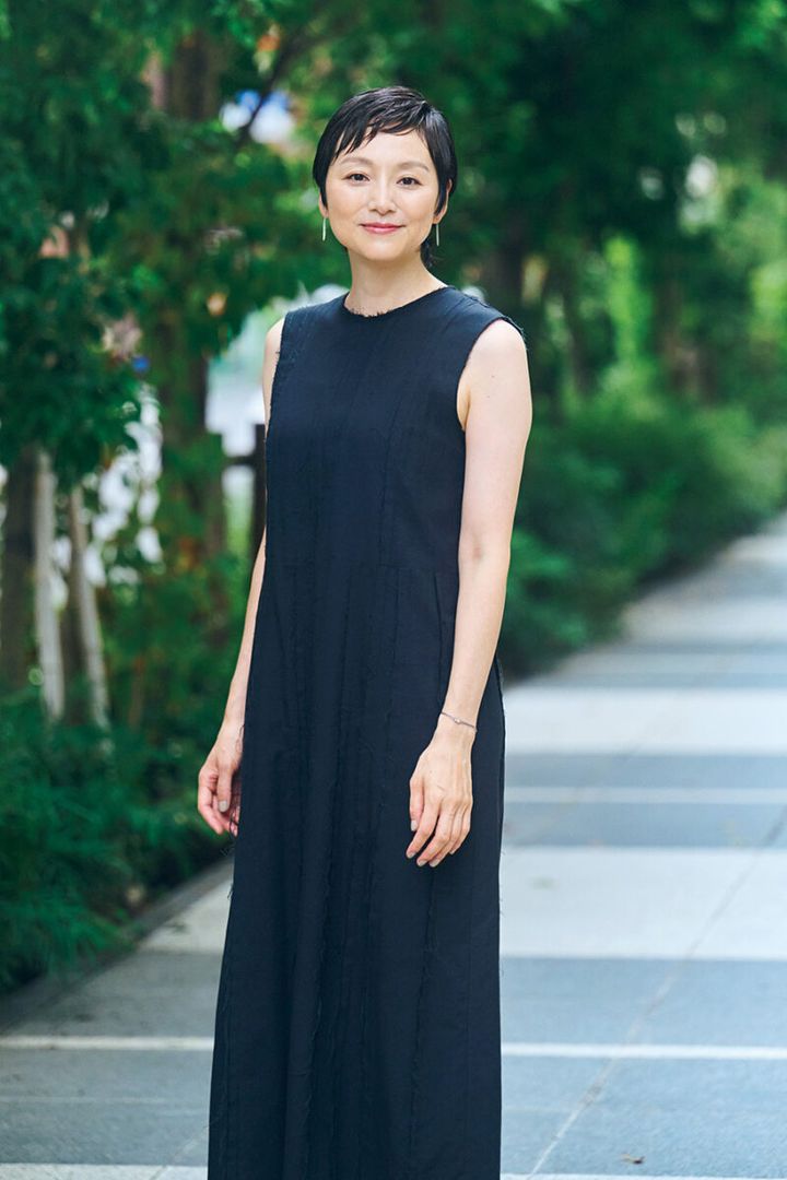 私服の黒のワンピースは「ユーモレスク」。 ピアスは自然をモチーフにした「プフッツェ」のもの。