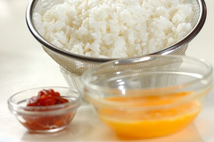 簡単で人気の雑炊 塩鮭と梅 ほっこり胃に優しい by金丸 利恵の下準備2