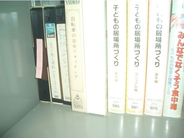 懐かしのVHSが並んでいる