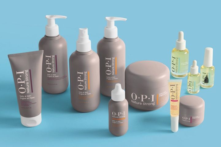 〈写真奥左から〉モイスチャーミッション ハンド＆フット クリーム 250ml ￥5,940 ソフト＆ゴーン カルス ソフナー 250ml ￥5,940 ソフテンアップ ペディ ソーク 250ml ￥5,940 スムーズイットアウト ハンド＆フット スクラブ 250ml ￥5,940 グローアップ ネイル＆キューティクル オイル 30ml ￥5,940、同 8ml ￥2,200、同 15ml ￥3,740 〈写真手前左から〉モイスチャーミッション ハンド＆フット クリーム100ml ￥3,300 スーズ＆リムーブ キューティクルズ 50ml ￥2,970 グッドアズゴールド キューティクル セラム 7ml ￥2,750 オーバーナイト キューティクル バーム 20ml ￥2,750（すべて価格は編集部調べ・12月1日発売）