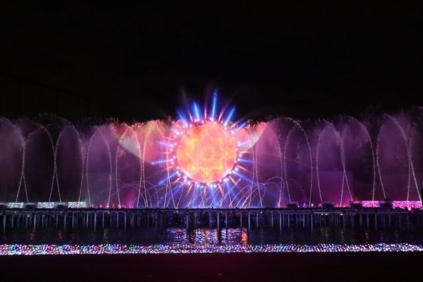 ライトアップされた噴水ショー