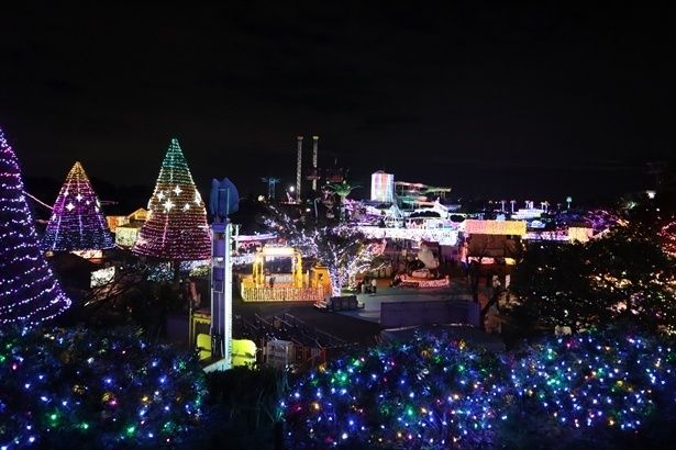 園内各所が宝石色に照らされる