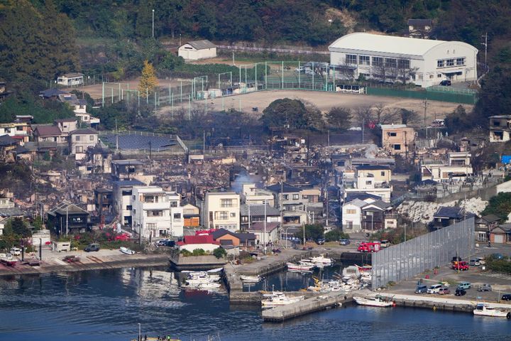 火災が発生した大分市の佐賀関漁港近くの住宅密集地（11月19日、時事通信フォト）