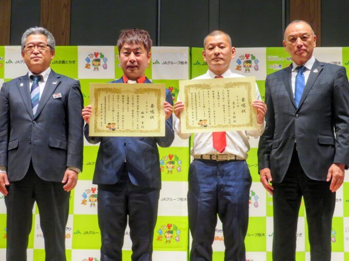 左からJA全農とちぎ 中村昌文 県本部長、U字工事、国府田厚志 県本部運営委員会会長