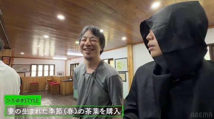 【写真・画像】ひろゆき、妻へのプレゼントを真剣吟味＆爆買い「愛を感じる」「ラブラブやん」ファン注目 3枚目