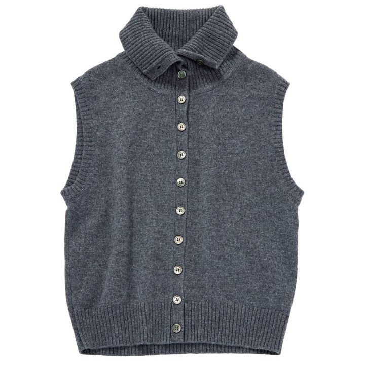 ボタンによって首元のデザイン変化を楽しめる。ベスト￥34,100（ピュア カシミヤ ニューヨーク／スローブ イエナ 自由が丘店）