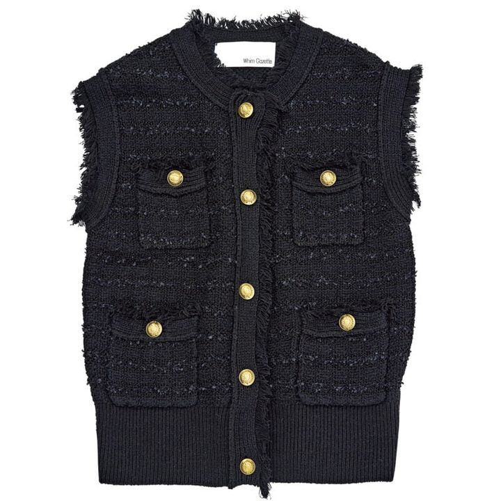 ツイードニットとゴールドボタンが印象的なジレでクラシカルなムードを纏って。シーズン端境期の軽いアウターとしても活躍できる。ジレ￥30,800（ウィム ガゼット／ウィム ガゼット ルミネ新宿店）