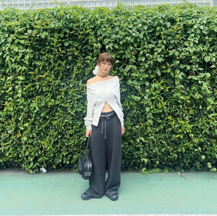 【SNAP】オフショルのスウェットとスニーカーでカジュアルに♡ 佐々木美結さん