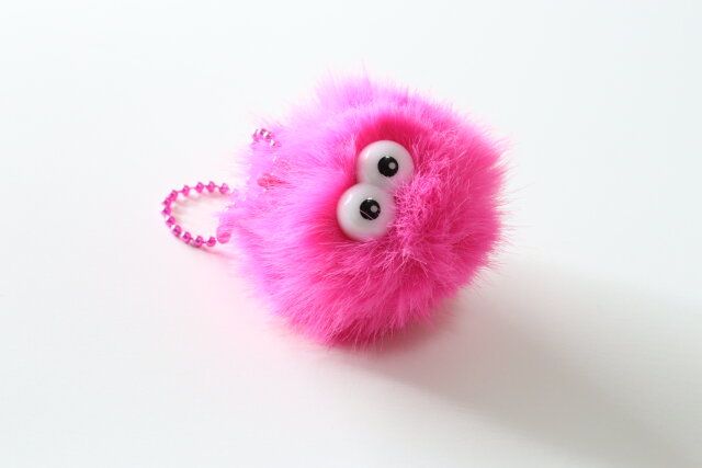 ダイソーのエコファーキーホルダー ギョロ目モンスター カラフルのピンク