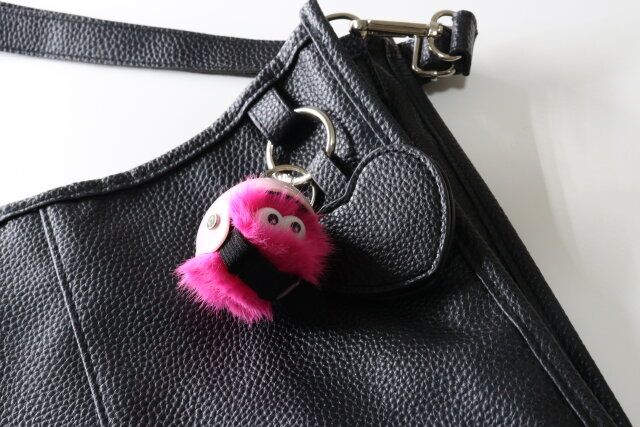 ダイソーのエコファーキーホルダー ギョロ目モンスター カラフルは持ち物の目印にぴったり