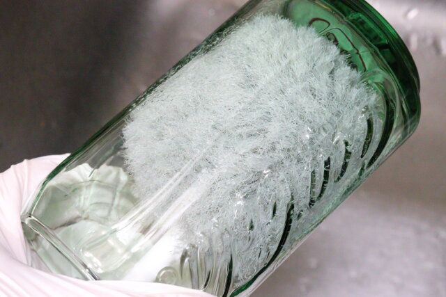 ダイソーの折りたためるボトルクリーナー（繊維タイプ）でボトルを洗う