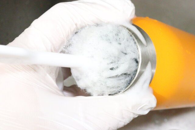 ダイソーの折りたためるボトルクリーナー（繊維タイプ）で水筒を洗う