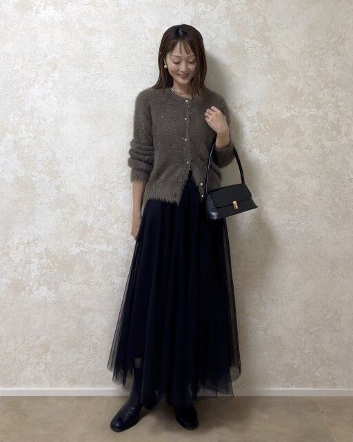 GUシャイニークルーネックカーディガンと黒チュールスカートコーデ