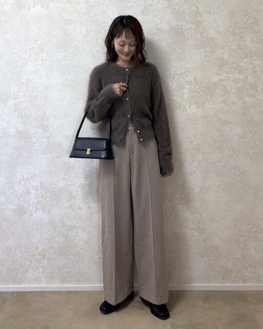 GUシャイニークルーネックカーディガンのワントーンコーデ