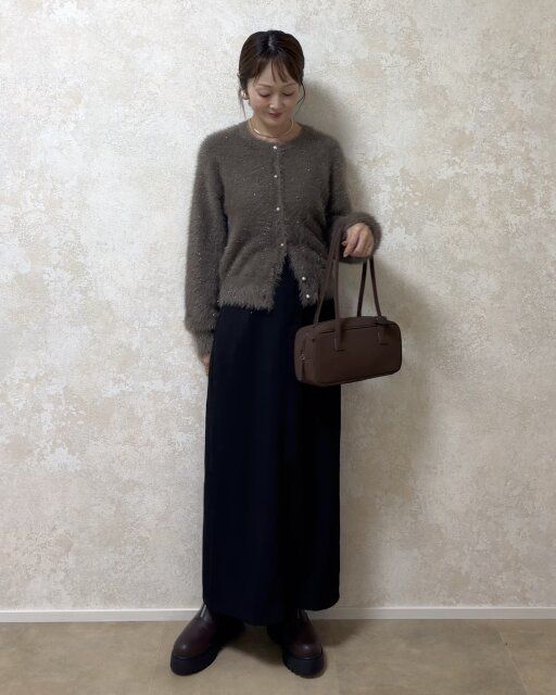 GUシャイニークルーネックカーディガンと黒タイトスカートコーデ