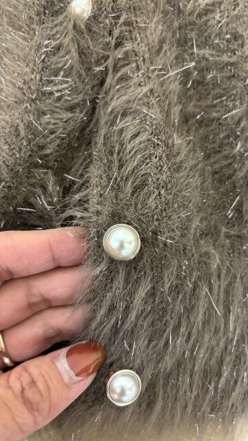 GUシャイニークルーネックカーディガンのボタン