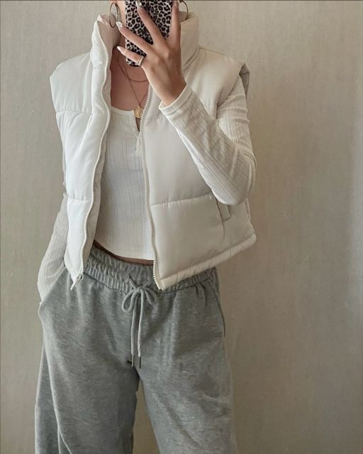 白のナカワタショートベストを着たコーデ