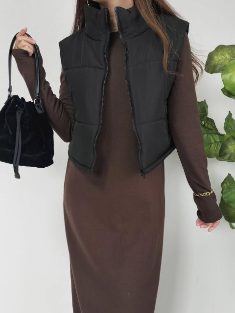 黒のナカワタショートベストを着たコーデ