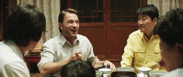 大金につられ、身分を偽って入国したドイツ人記者ピーターを乗せたタクシー運転手のマンソプ(『タクシー運転手 ～約束は海を越えて～』) [c]Everett Collection/AFLO