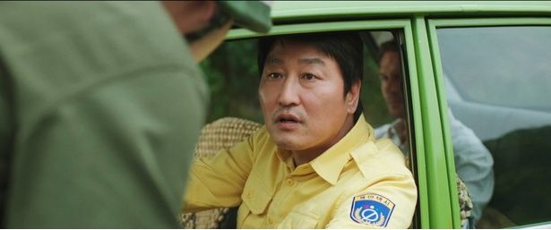 光州事件をタクシー運転手と乗客のドイツ人記者との交流を通して描く『タクシー運転手 ～約束は海を越えて～』 [c]Everett Collection/AFLO