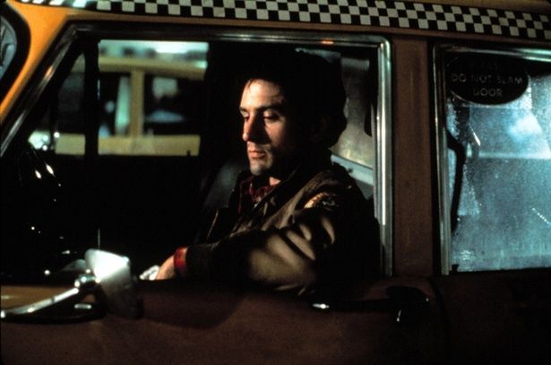 トラヴィスの姿を通して社会が抱える闇を映しだしていく(『タクシードライバー』) [c]Everett Collection/AFLO