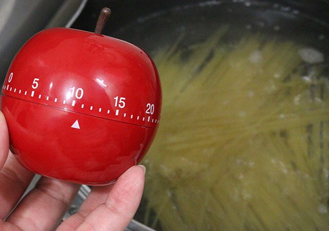 ダイソーの片手サイズのアナログキッチンタイマー（リンゴ）