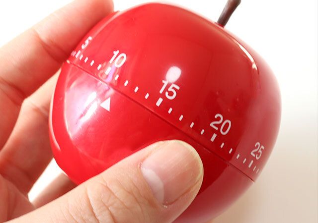 ダイソーのアナログキッチンタイマー（リンゴ）のダイヤルを回す