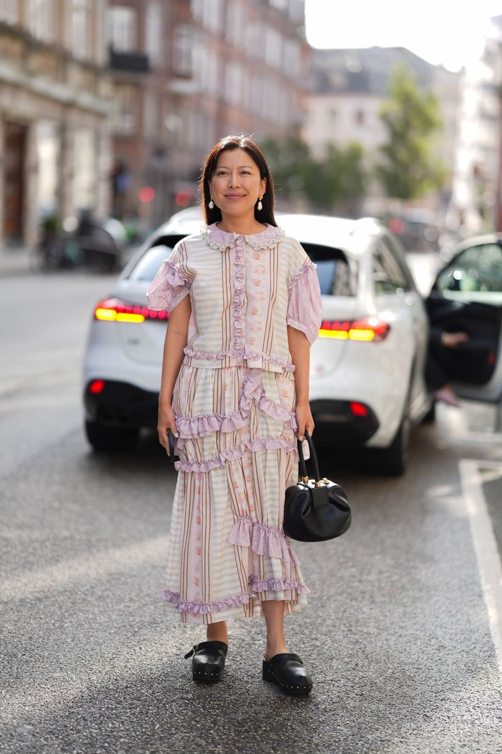 やっとの思いで手に入れた中古のシモーン・ロシャのツーピースを纏い、2026年春夏コペンハーゲン・ファッションウィークに参加した筆者のエミリー・チャン。