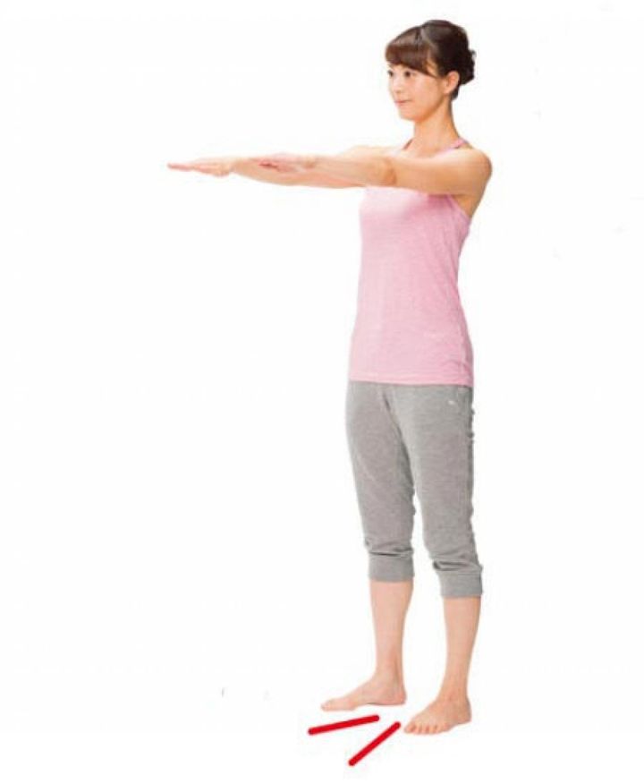 つま先はやや外側に開く