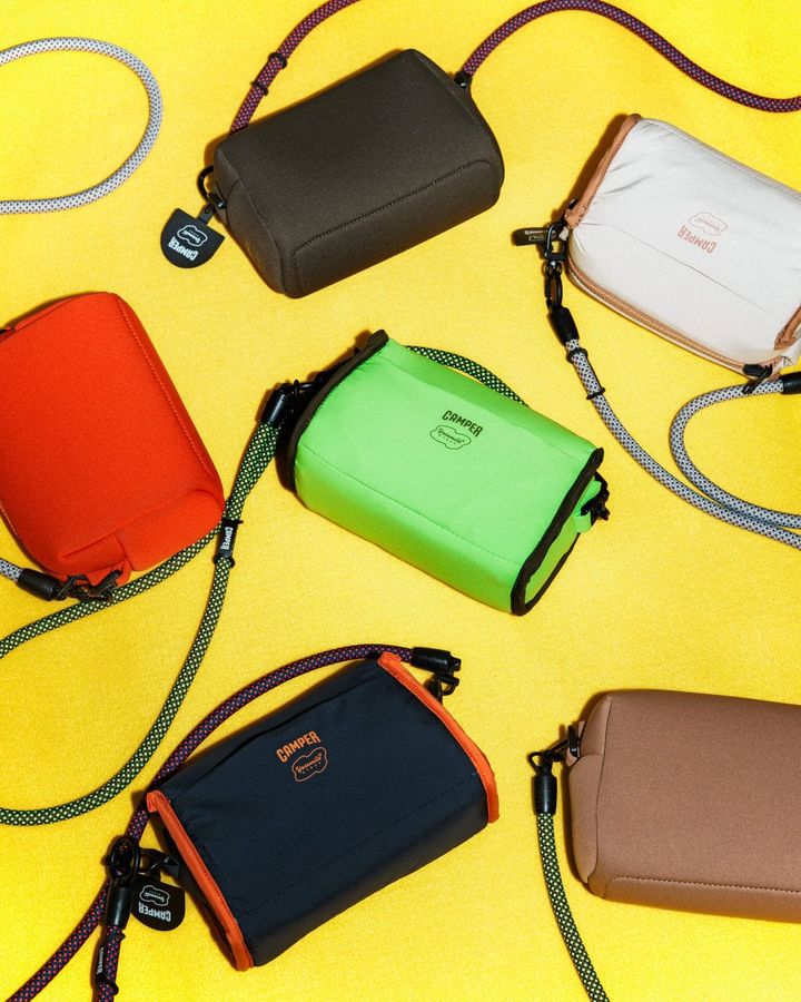 コラボレーションポーチは、表地には肉厚でクッション性のあるリサイクルポリエステル素材を採用し、ふっくらとした形状で遊び心ある雰囲気を表現。リバーシブル仕様で、気分やシーンに合わせた配色のコーディネートを楽しめる。