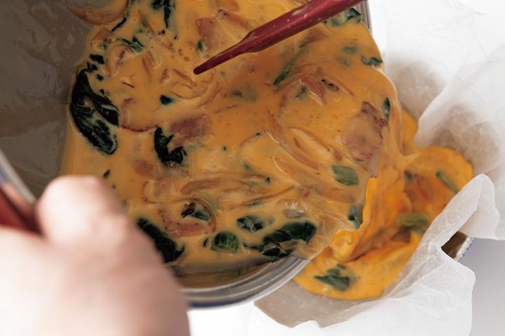 型に流し入れる（a）