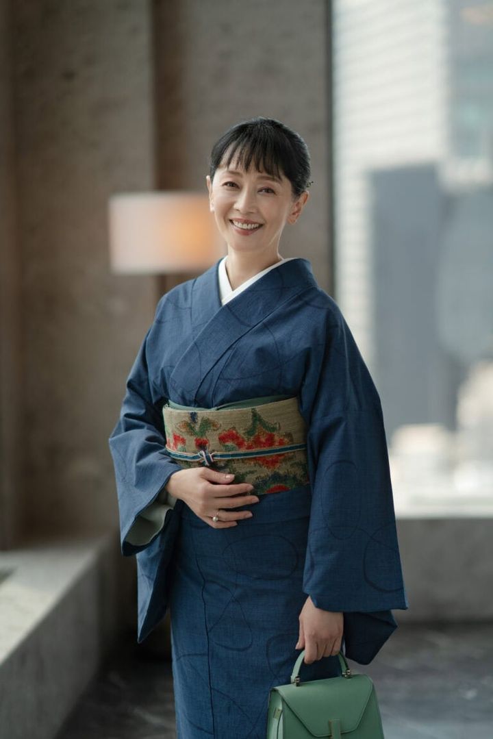 着物〈綿さつま 正藍「軌跡」〉¥780,000（仕立て上り）、帯¥380,000（仕立て上がり）、帯揚げ¥8,800、帯締め¥16,500／すべて銀座もとじ 和織・和染、リング¥157,300／ヒロタカ（ヒロタカ 表参道ヒルズ）、バッグ¥528,000／ヴァラクストラ（ヴァレクストラ・ジャパン）、その他／スタイリスト私物