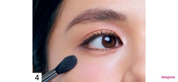 くすみをカバーするハイライトの入れ方 ステップ4 ブルーラメを頬骨とアゴ先に