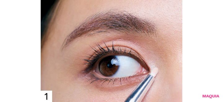 くすみをカバーするハイライトの入れ方 ステップ1 シルバーラメを目頭にのせる