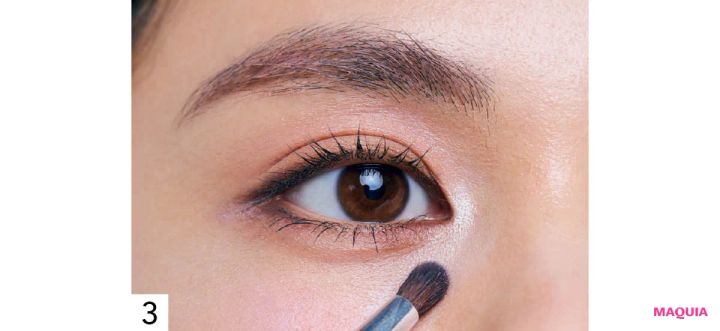 くすみをカバーするハイライトの入れ方 ステップ3 ブルーラメを目のくぼみに