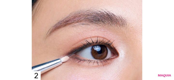 くすみをカバーするハイライトの入れ方 ステップ2 シルバーラメを目尻にもオン