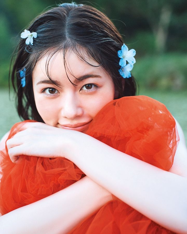 小芝風花さん。1997年4月16日生まれ、大阪府出身。2012年、俳優デビュー。2014年、映画『魔女の宅急便』で主演を務め、同作で第57回ブルーリボン賞・新人賞を受賞。2025年、NHK大河ドラマ『べらぼう～蔦重栄華乃夢噺～』、BS時代劇『あきない世傳 金と銀2』、Amazon Originalドラマ『私の夫と結婚して』、日曜劇場『19番目のカルテ』などの話題作に出演。2026年春にはBS時代劇『あきない世傅 金と銀3』が放送予定。