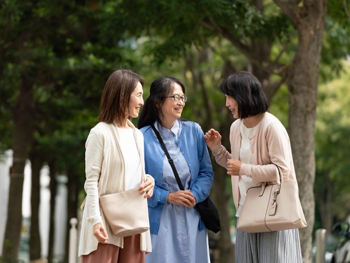 39歳女性がママ友に自身のおもしろ話をしたところ、後日そのママ友が数人で話している場面に遭遇。会話の内容に衝撃を受ける。42歳女性は職場女性のある癖にイライラが止まらない。「なんだか変」な人々との会話は難しい。※サムネイル画像：PIXTA